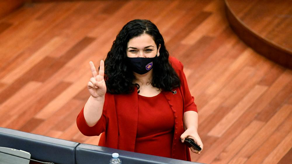 عثماني تمثّل رعيل الشباب الذي يحمل أفكارا حداثية بسبب دراستها العليا في الماجستير والدكتوراه في جامعة بيتسبرغ الأميركية، وقد اشتهرت في مجال تدريس مادة “بناء الدولة والقانون” في الولايات المتحدة، معتمدة على تجربة كوسوفو