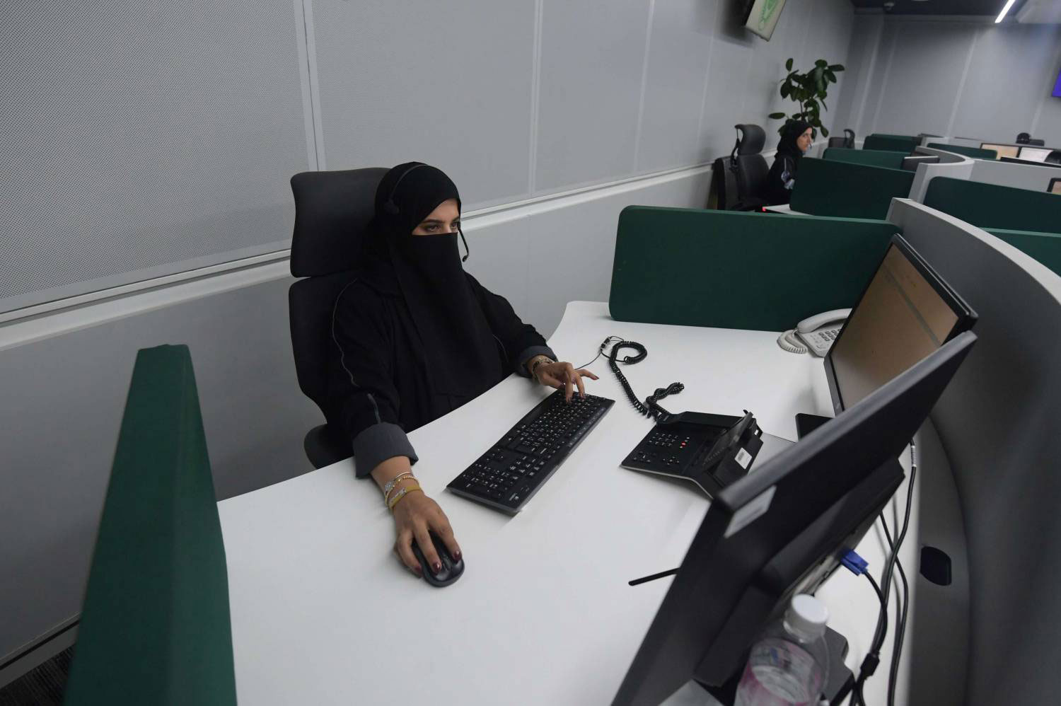 القوانين الجديدة والانفتاح يسهّلان عمل المرأة السعودية في الوظائف التي تتطلب التعامل المباشر مع الزبائن