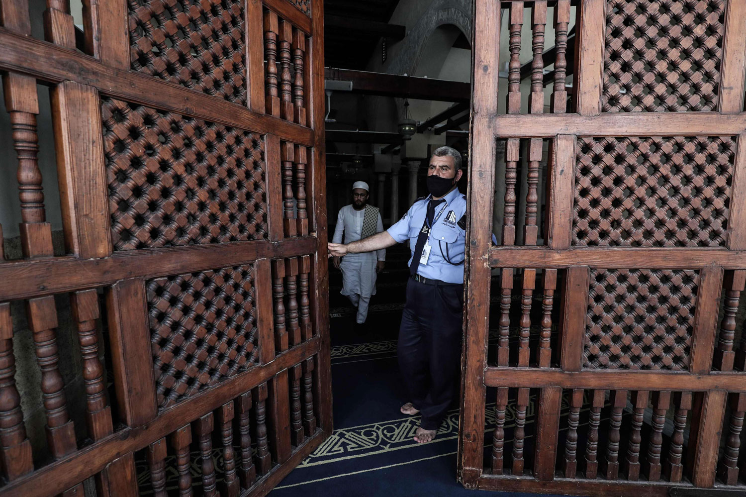غلق الباب أمام التبرعات النقدية والعينية بالمساجد