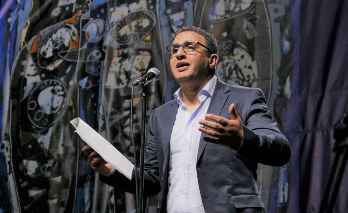 نجوان درويش يركز خلف نصوص ماكنة تعمل بدقة متناهية بدءا من اللحظة الأولى مع النص، وحتى إتمامه