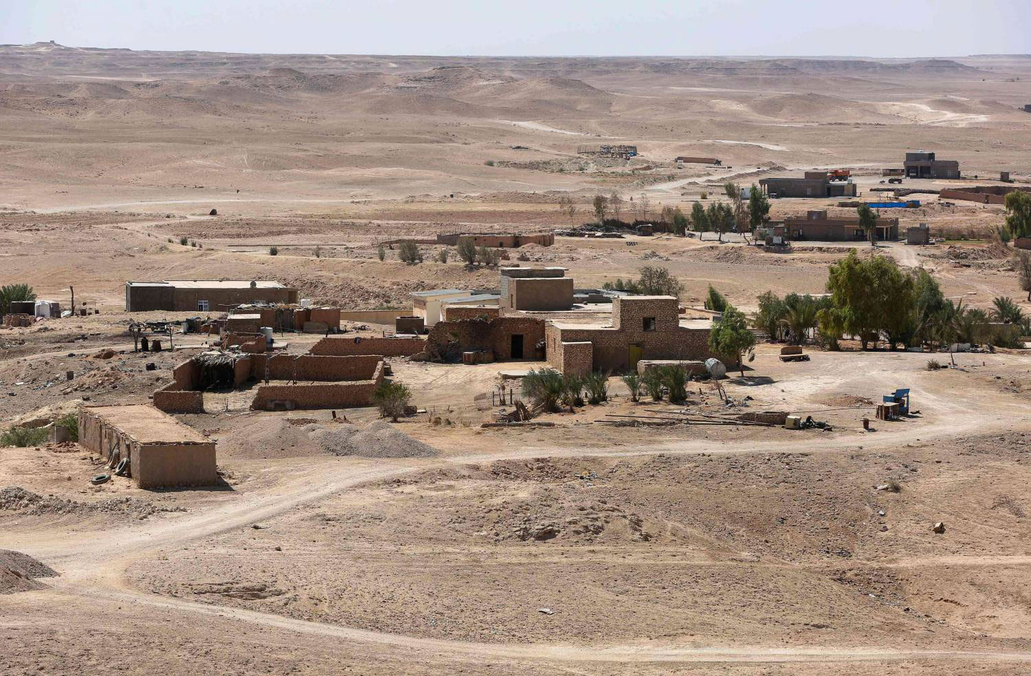 حياة بدائية في بلد نفطي 