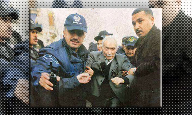 الرأي العام الجزائري لا يزال يتداول تلك الصورة التي يظهر فيها جسم عبدالنور النحيف بين قبضتي رجلي أمن في مظاهرة انتظمت عام 2011 ضد نظام بوتفليقة