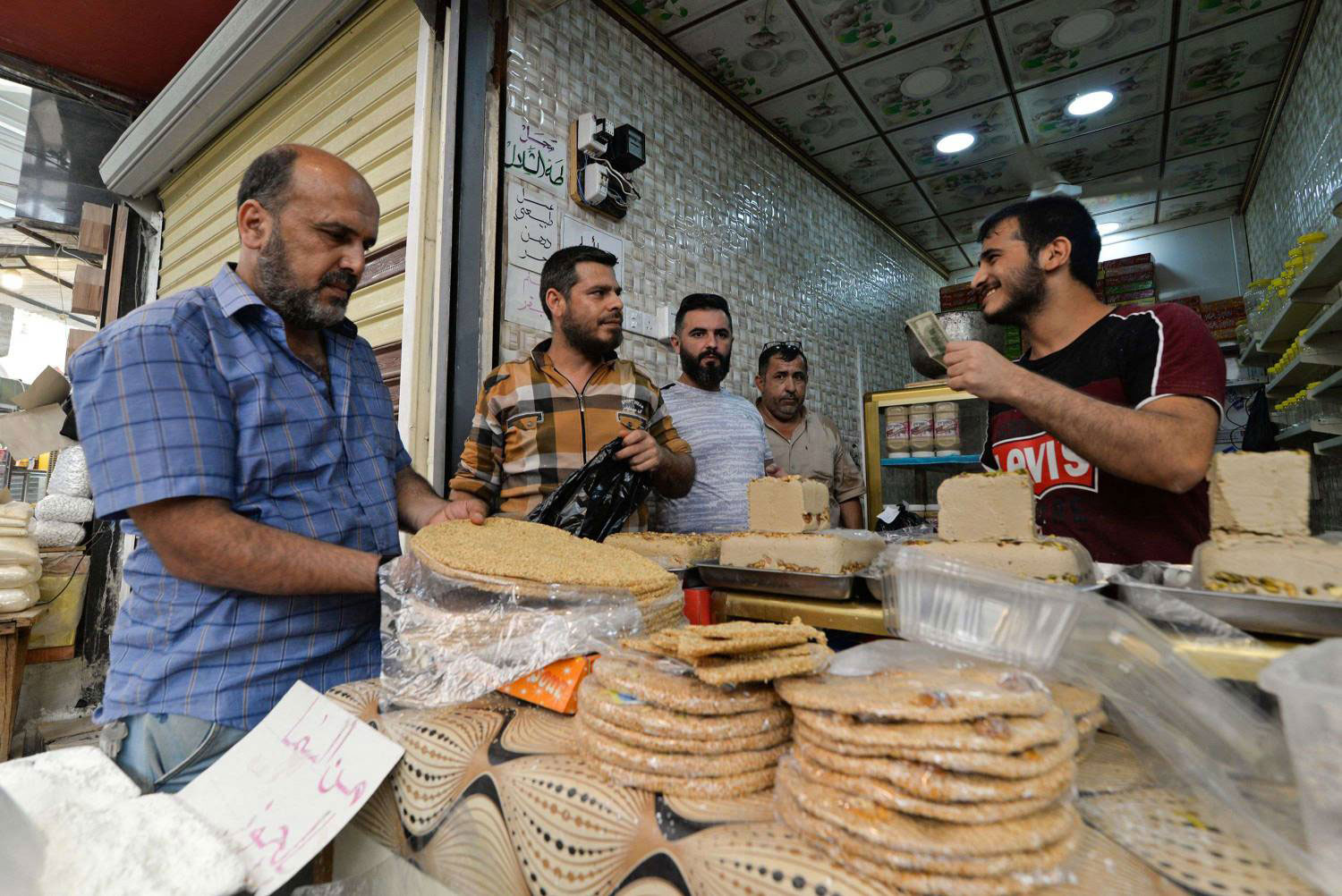 تجارة المواد الأساسية منتعشة