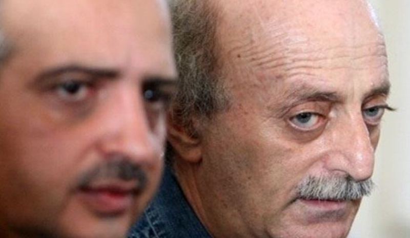 أرسلان يتوّج هجومه على جنبلاط بتوجيه رسالة بعث بها إليه مؤخراً، اعتبرتها الأوساط الاعلامية الأقسى في تاريخ العلاقة بين الرجلين، غير أن جنبلاط اكتفى بالتغريد عبر "تويتر"  قائلاً "أما وإنني مشارف على الخروج من المسرح، فأنتم كما قال جبران، في النور المظلم، ونحن في العتمة المنيرة"