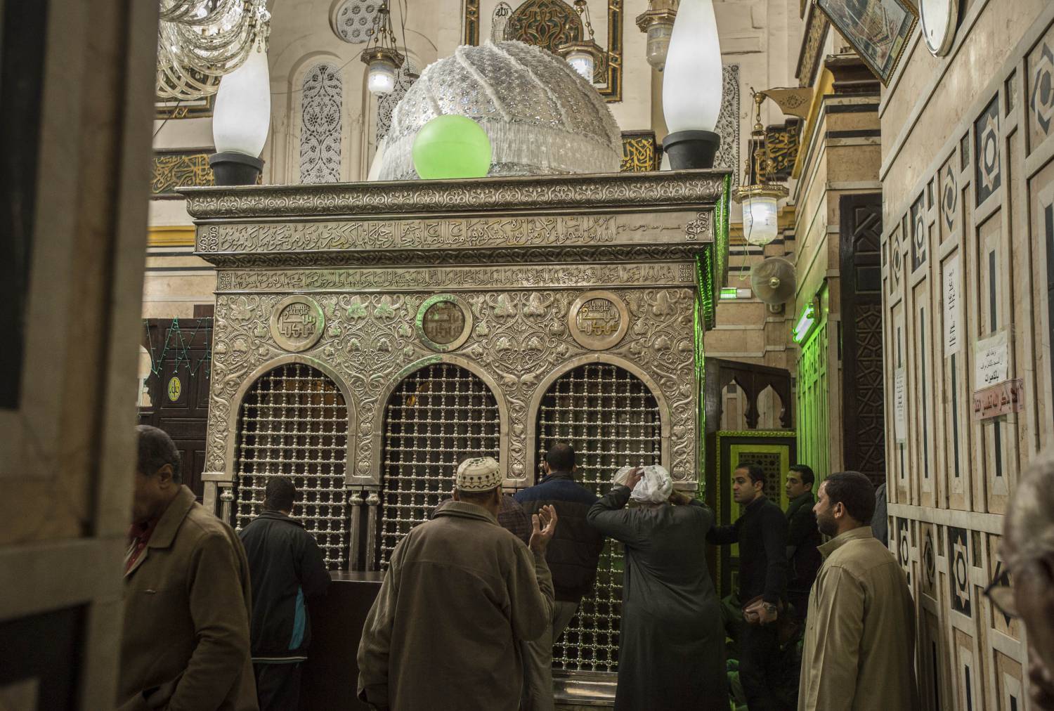 ينذرون المال مقابل فرج كربهم