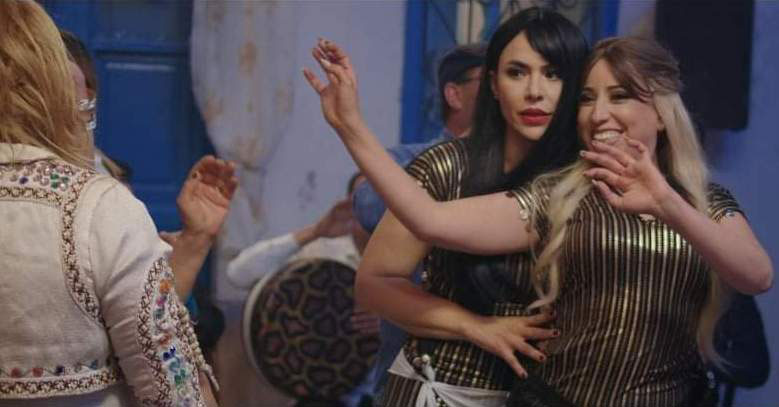 “زينة وعزيزة” دراما استعراضية تجمع الهزل بالجد