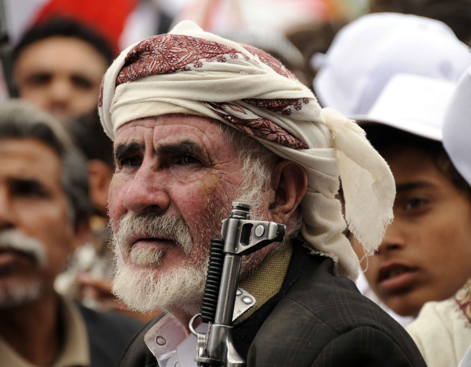 الحوثيون يغرون الكبير والصغير بالسلطة والقوة