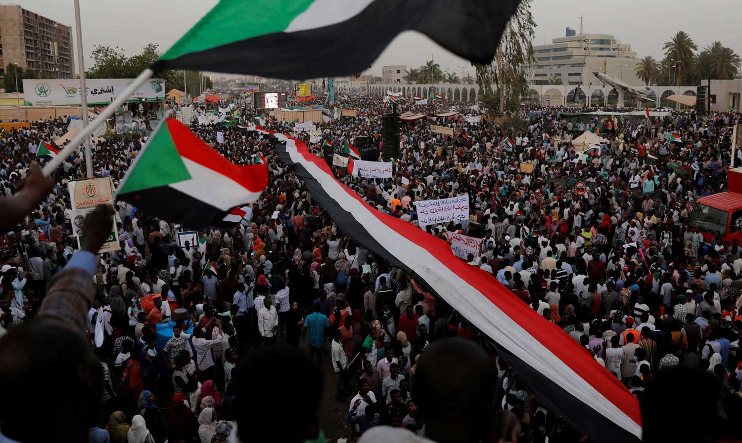 ضغط الشارع في تصاعد