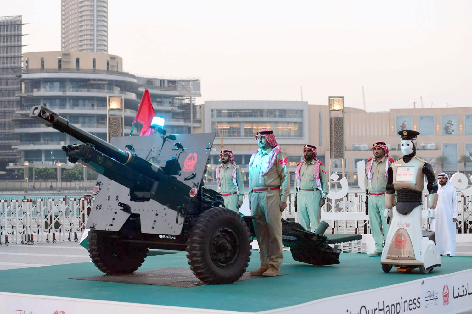 مدفع ينشر الفرحة بعبق التراث