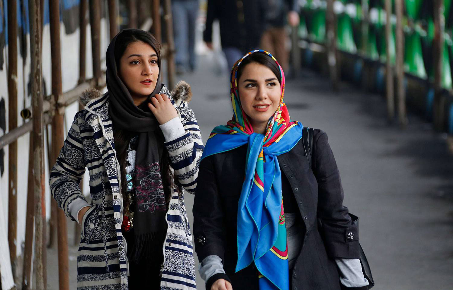 قرر مدعي عام طهران سجن امرأة عامين لمشاركتها في موجة احتجاجات على اشتراط ارتداء النساء الحجاب في إيران، وفقا لما أوردته وكالة أنباء إرنا. وقال إن شرط الحجاب ما زال قائما في إيران، مضيفا أن أي انتهاك سيتم التعامل معه بحزم.