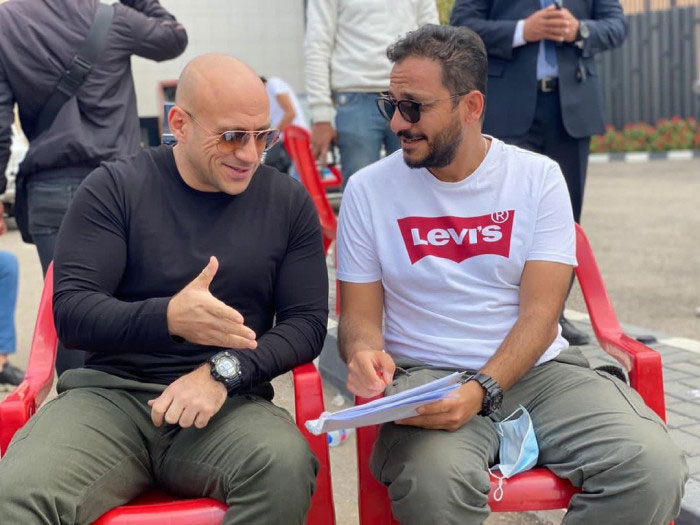 الكيمياء الموجودة بين ميمي والفنانين تبدو حاضرة إلى حد بعيد مع المنتجين أيضا، فهو تقريبا صار المخرج المفضل لشركة الإنتاج التي تهيمن على المهنة “سينرجي”