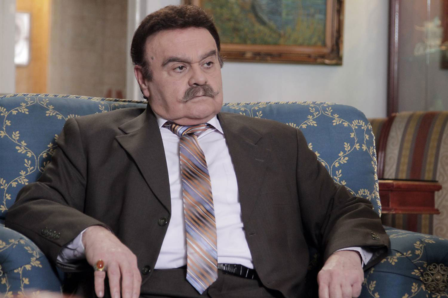 "على قيد الحب" يأخذ مسارا أكثر عمقا، بحيث يحمل تفاصيل البلد على واقع شخصية تحمل اسمه وبعضا من صفاته