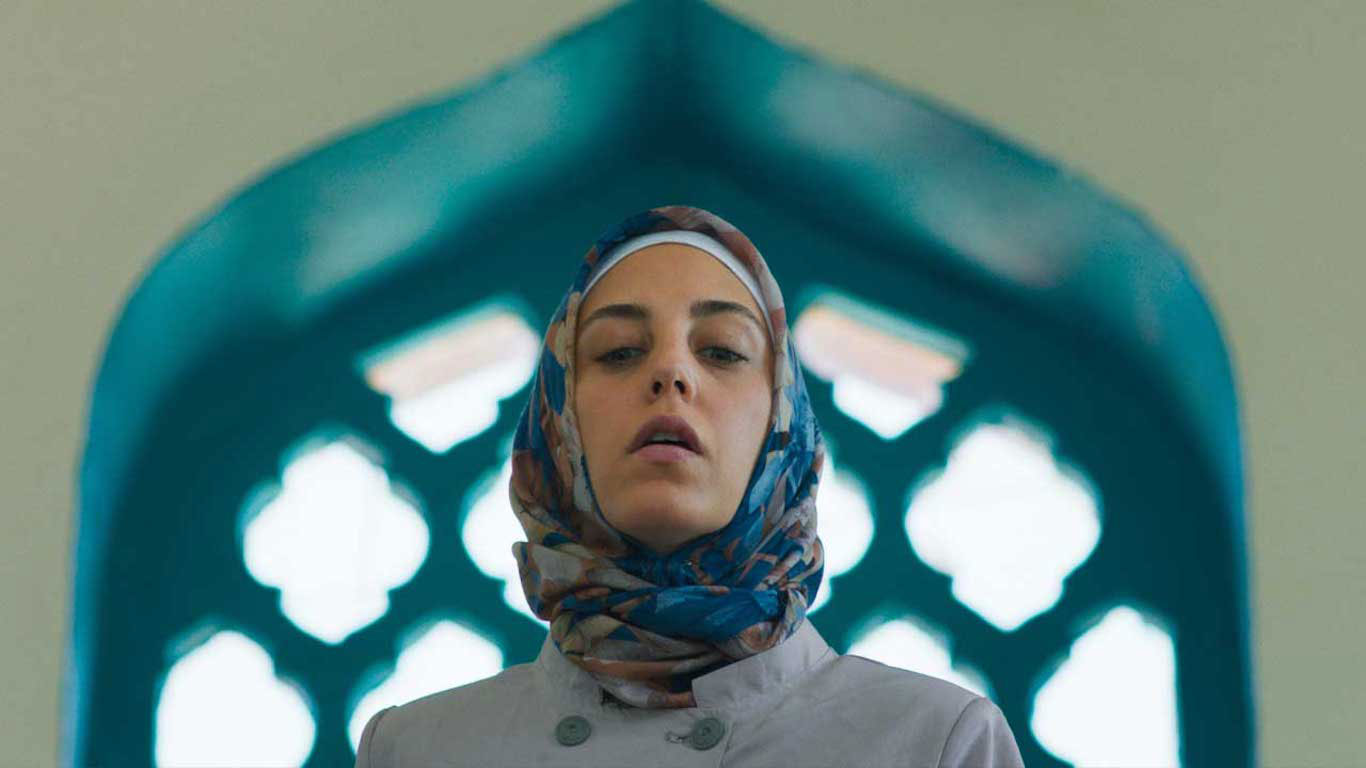 أويكو كارايل تجسد شخصية شابة تعيش تحت رحمة أخيها المستبد وتعاليم المرشد الروحي في الحي الذي تقطنه
