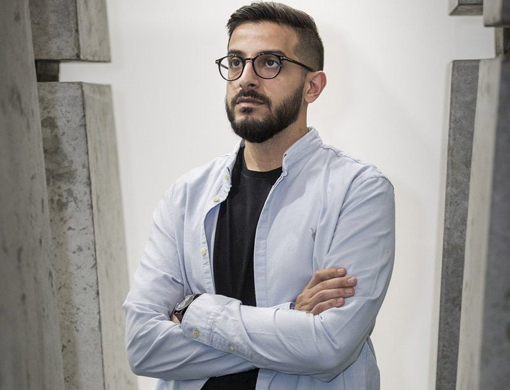 أيمن زيداني يقدم في عرض الفيديو "كولاجا" مشاهد من جزيرة النور بالشارقة يبدو تجريديا في بعض من لقطاته