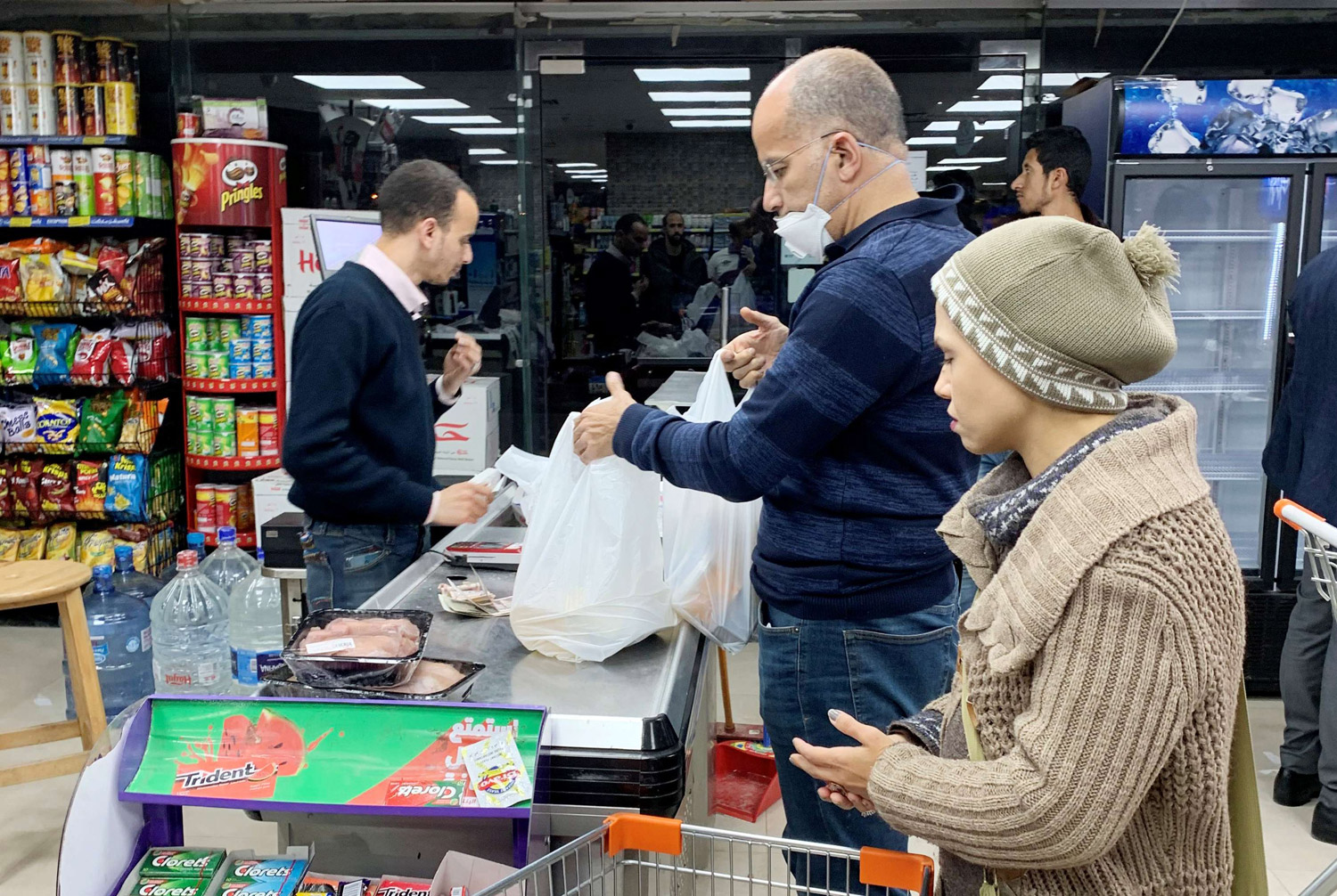 بعض التطبيقات تريح المواطن من عناء التسوق