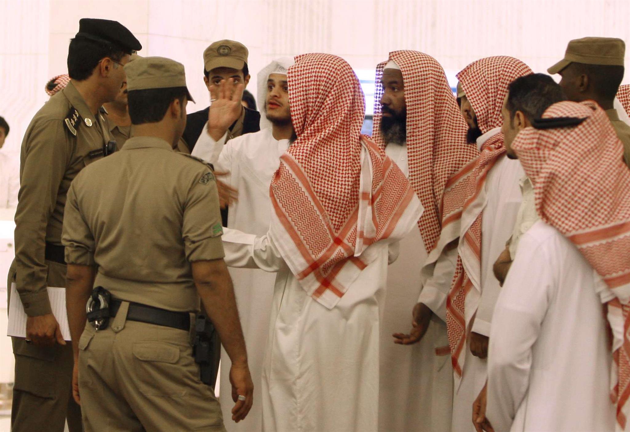 مجموعة من الشباب السعودي الرافض للعروض السينمائية تصادموا مع رجال الشرطة عندما حاولوا سنة 2009، منع عرض الفيلم السعودي "مناحي" في مركز الملك فهد الثقافي بالرياض