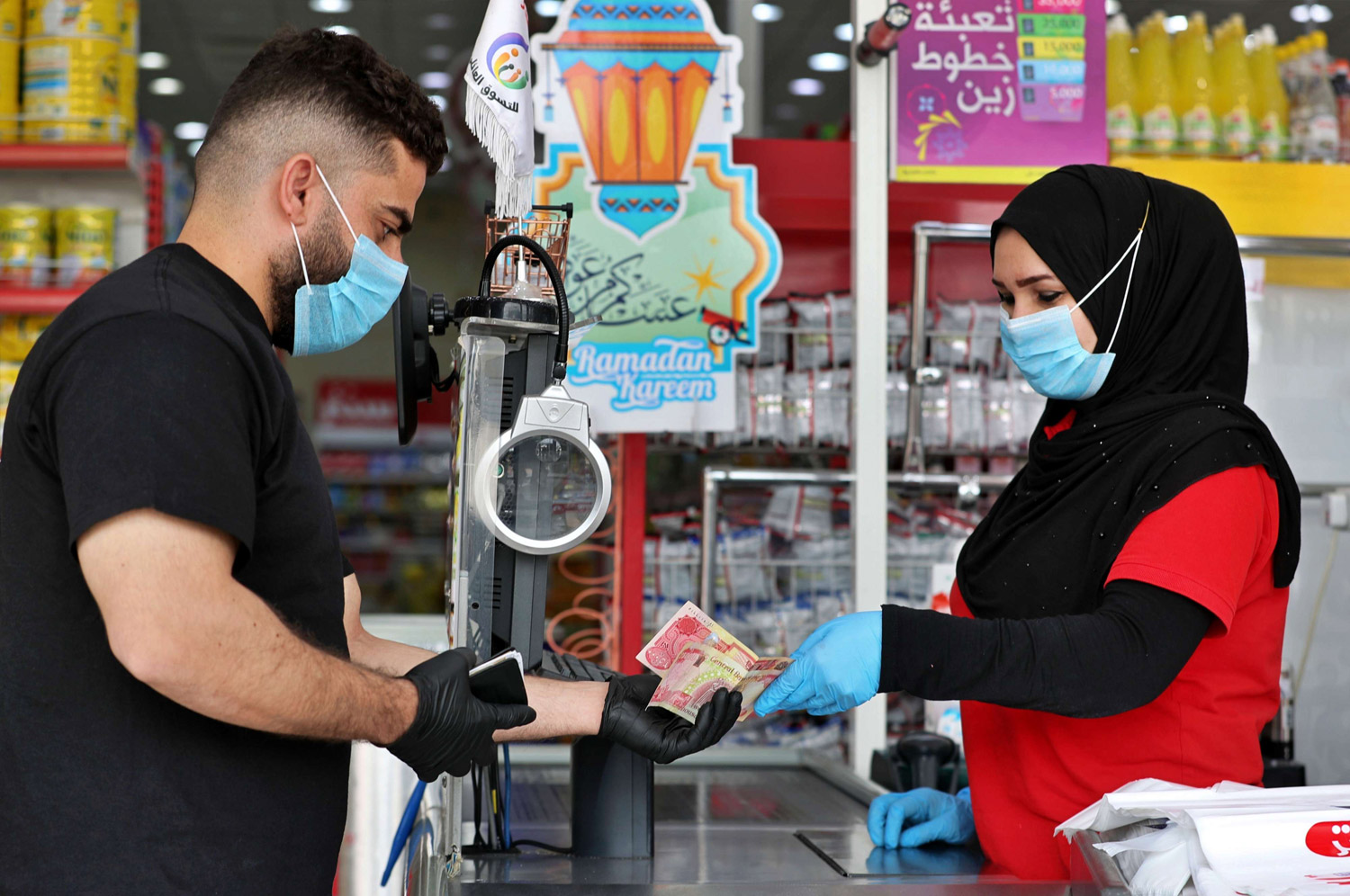 العملة في انخفاض مستمر