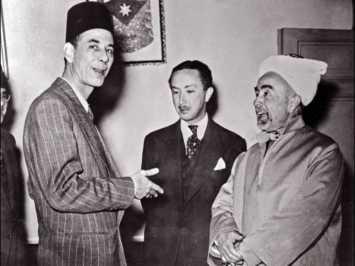  الملك عبدالله الأول (إلى اليمين) مع عبدالرحمن عزام (إلى اليسار)، الأمين العام للجامعة العربية، وعبدالإله بن علي (وسط)، أمير العراق، قبل يوم واحد من بداية الحرب العربية – الإسرائيلية مايو 1948.