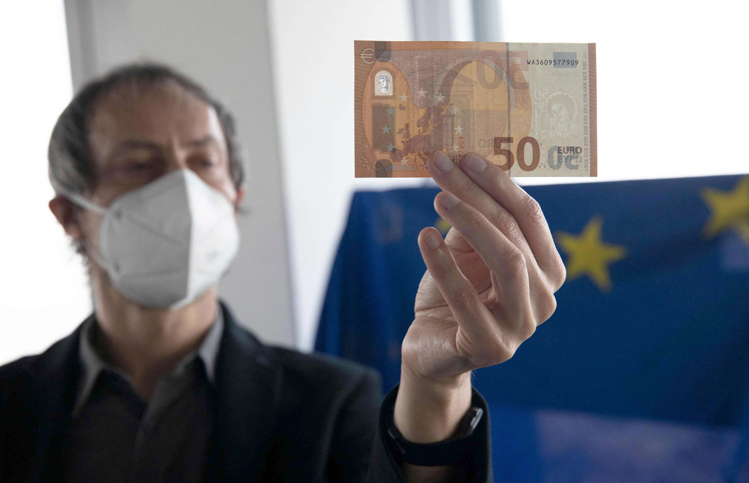 العديد من الأوروبيين مازالوا يعتبرون اليورو سبَبَ ارتفاع الأسعار عند بدء اعتماده منذ عشرين عاما