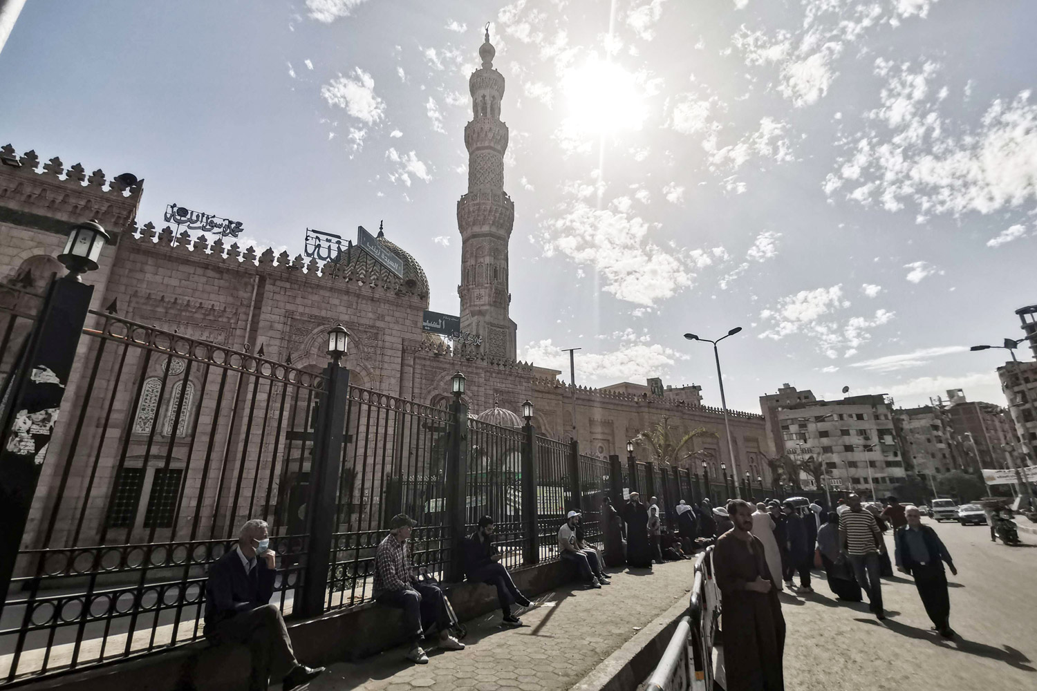 تحرك نحو تحجيم نفوذ المؤسسة الدينية