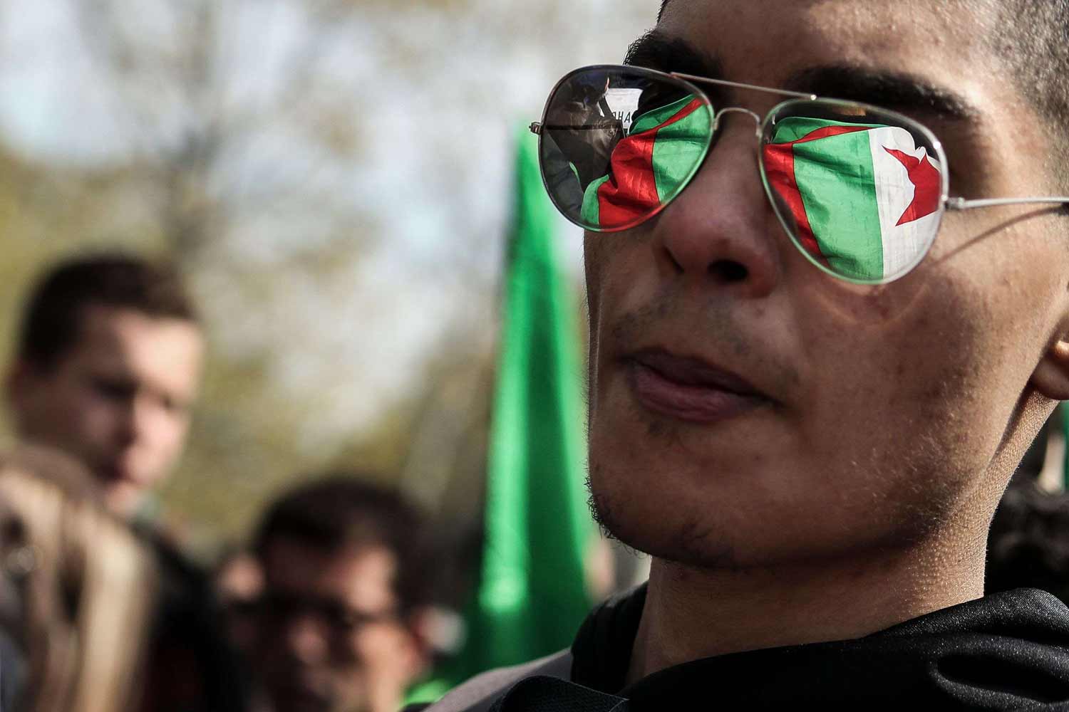 قطاع الصحة الجزائري مبتلى بمسؤولين يتهمهم المواطنون بالكذب والتعتيم، فقد سبق لسلف بن بوزيد المتواجد في السجن حاليا، أن صرح بأن “بلاده تتوفر على مشاف مثل مشافي أوروبا وأميركا، وأنها ستصدر الأدوية إلى اليابان وألمانيا وأفريقيا”.