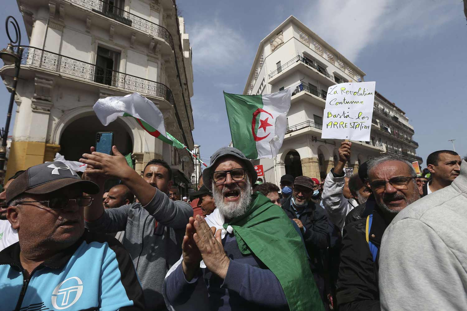 سجال متواصل ينذر بعودة حراك الشارع 
