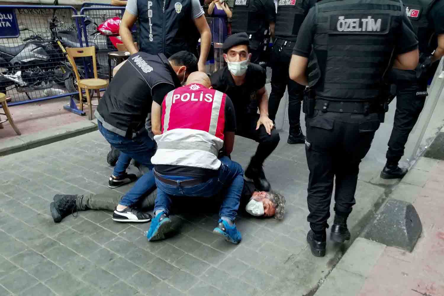السلطات التركية لا تكف عن تنفيذ عمليات تطهير شملت أشخاصا تشتبه بأنهم من أنصار فتح الله غولن فضلا عن معارضين أكراد وعسكريين ومثقفين وصحافيين