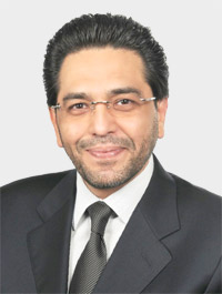 محمد بكري يتبع مسار ستانسلافسكي حين يجلس في العرض مُشاهداً