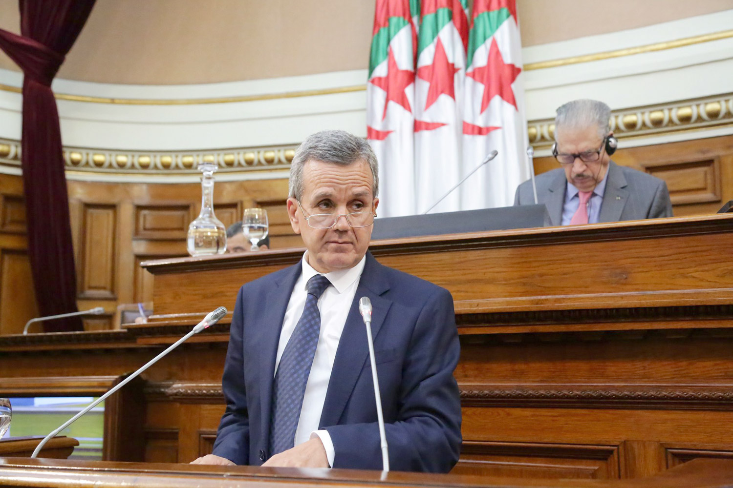 بن بوزيد يفشل في إقناع الجزائريين أو طمأنتهم بشأن الأزمة الصحية التي عصفت بالبلاد خلال الأسابيع الأخيرة بعد تفشي المتحور دلتا بشكل كبير والذي انكشفت معه عيوب القطاع الصحي الذي عادة ما يوصف بالقول “قطاع الصحة المريض في حاجة لمن يداويه”.