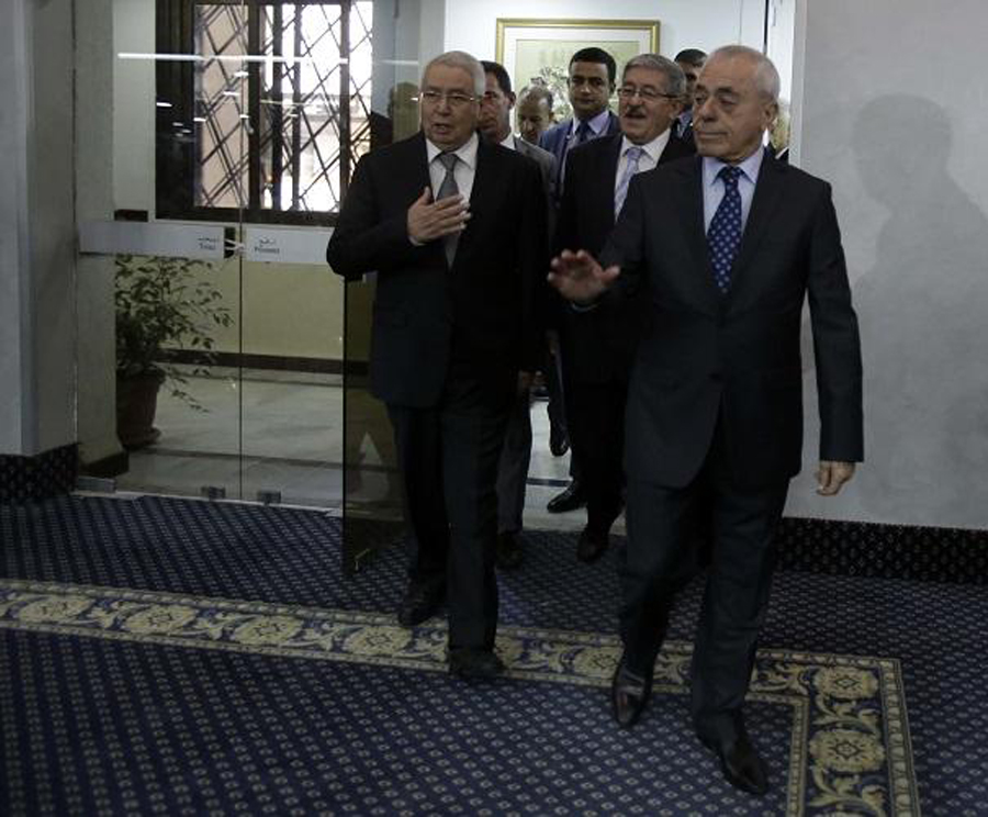 تقاليد الصراع السياسي في الجزائر تحتم انصراف الجناح المنهزم وتفضيل مصلحة البلاد. لكن أزمة البرلمان اليوم تشكل سابقة. 
