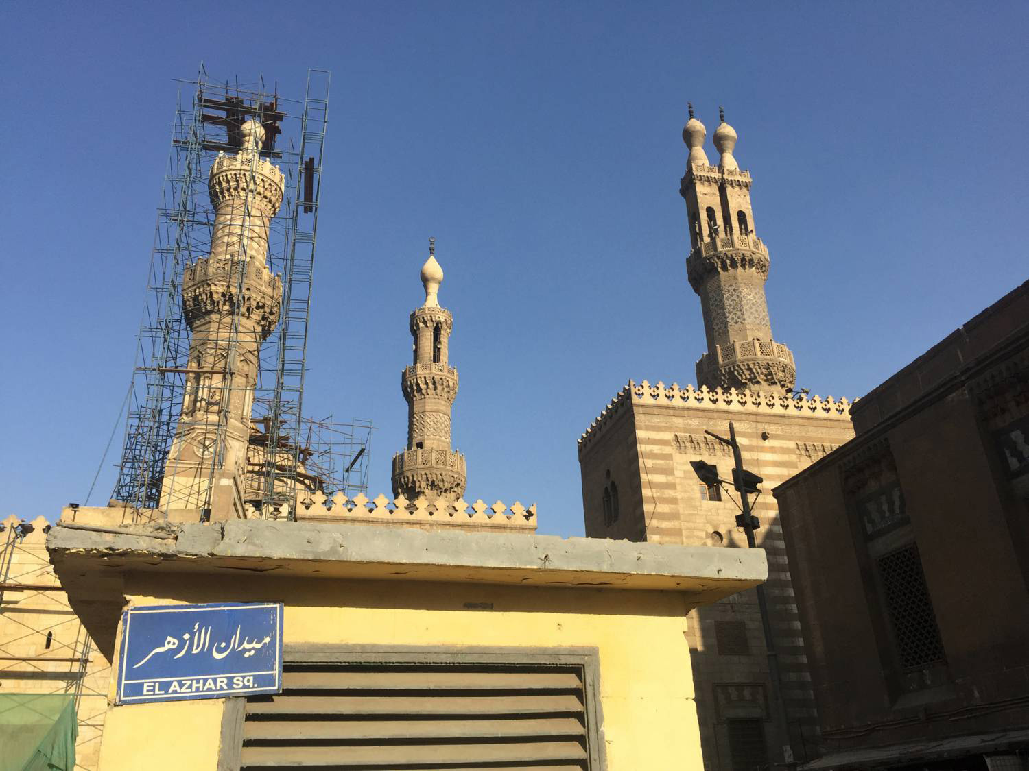 طبيعة "الرواية الديمقراطية"، فهي بما تحويه من نقائص، تجعل القارئ في وضع الناقد خاصة إن كانت تتناول التاريخ