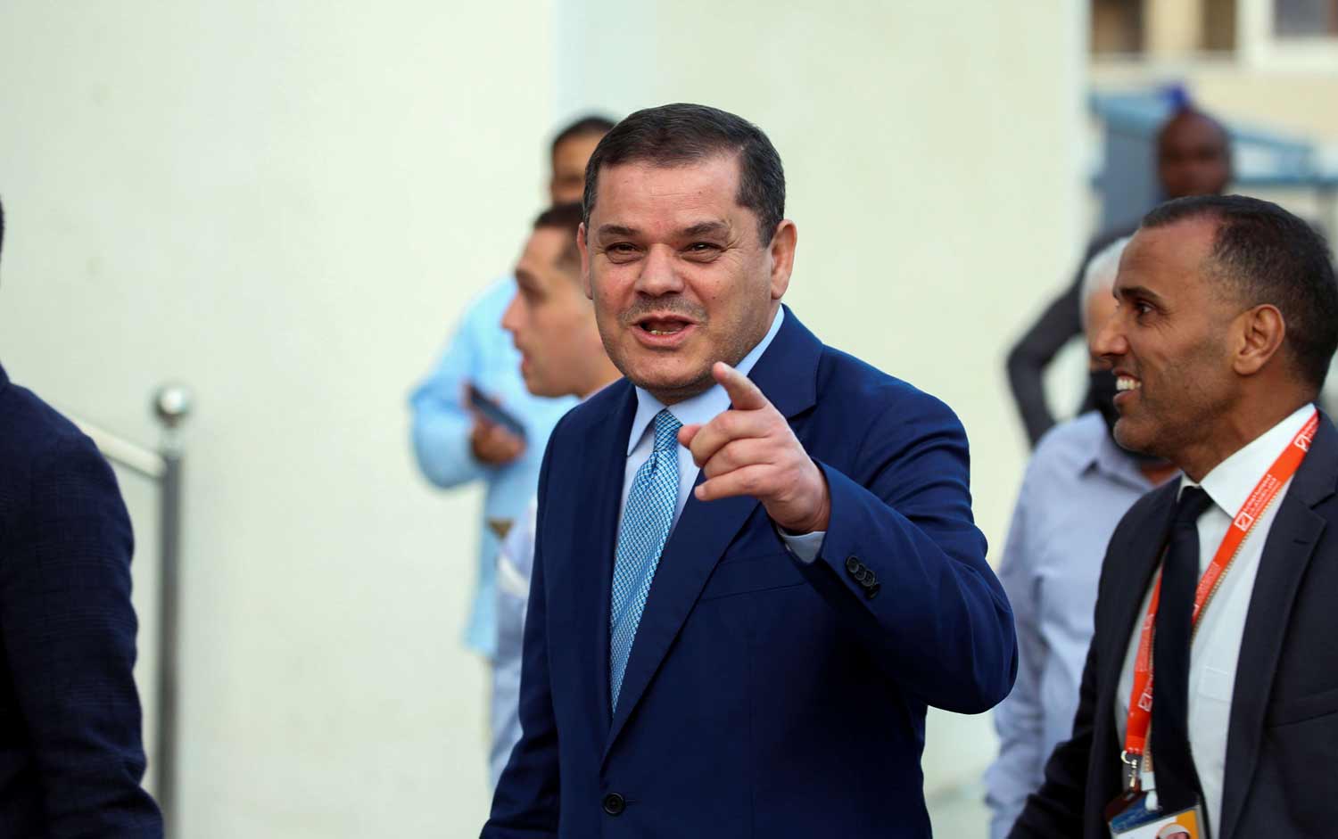 مصير الحكومة المؤقتة ورئيسها على المحك 