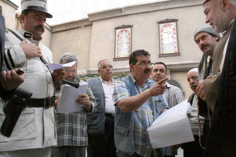 ◄ نجوم كثر يدينون بالفضل للملا بعد أن اشتركوا معه في أعماله، فباتت أقوالهم أمثالا شعبية على ألسنة الناس