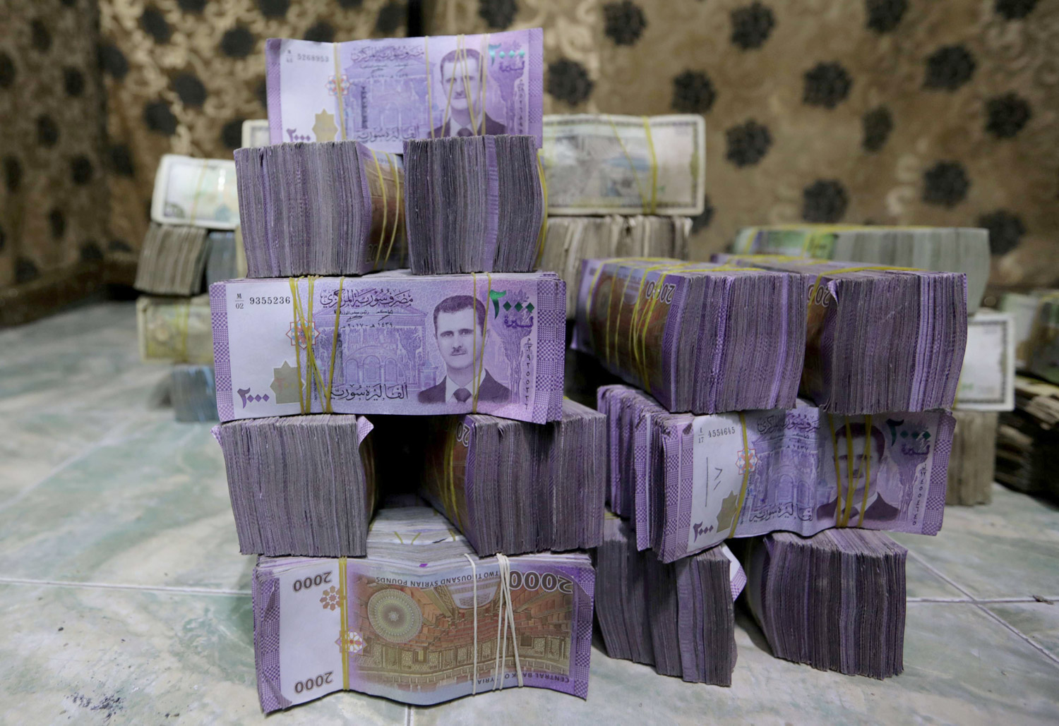 الدين العام للبلاد يتجاوز 200 في المئة من الناتج المحلي الإجمالي