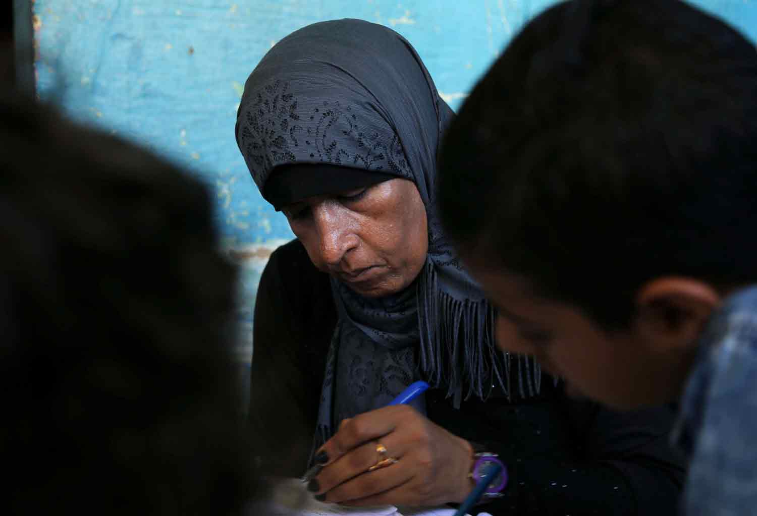 حصول المطلقة على بضعة آلاف من الجنيهات يوفر لها الحد الأدنى من الحياة الكريمة خاصة إذا كانت تعول أبناء