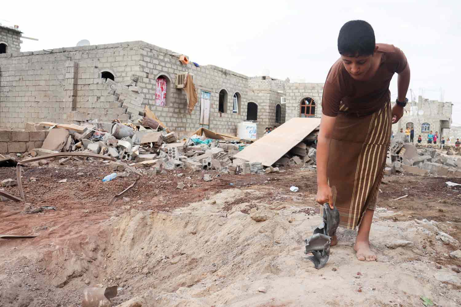 آثار القصف الحوثي المركز ضد المدنيين 