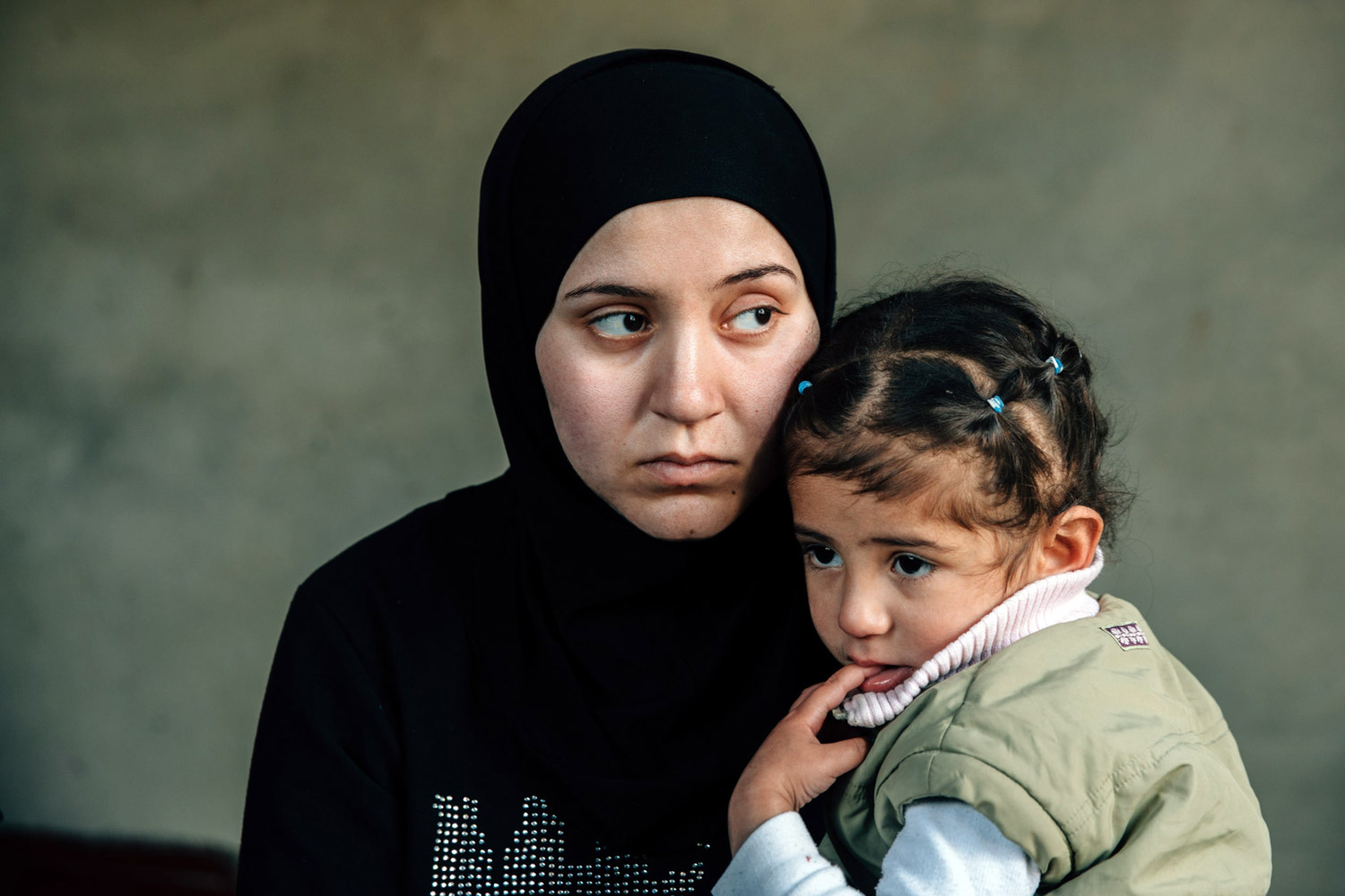 التأشير على "مشكلة السوريين" وجعلها ورقة سياسية وجزءا من لعبة السياسة، لكنه في ذات الوقت يبرز العيب الجوهري في النظام، بوصفه عاجزا عن توفير شروط الحياة، فهناك مشكلات، تستفيد إثرها بعض القوى السياسية من كتلة السوريين لإعادة تصميم الحكاية الوطنية