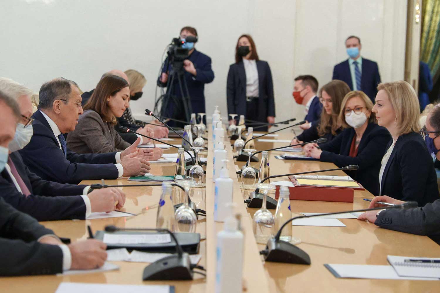 الغرب يرسل وزيرة خارجية بريطانيا ليزا تراس للحديث مع نظيرها الروسي سيرغي لافروف وهي لا تعرف أي شيء عن جغرافية روسيا أو جغرافية أوكرانيا