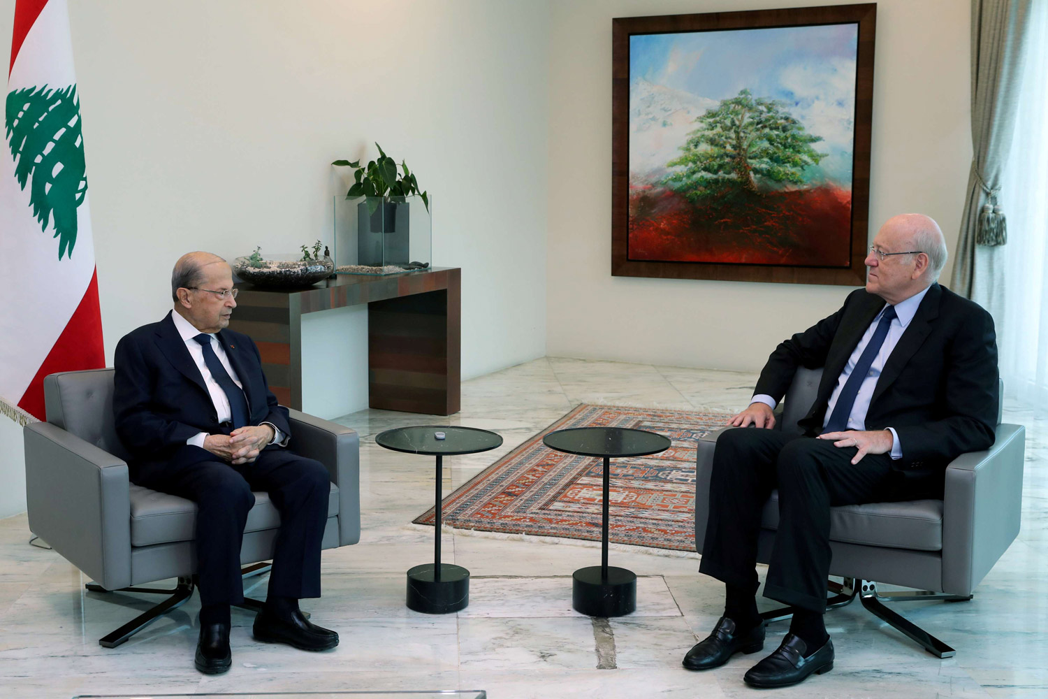 ميقاتي يحاول إمساك العصا من المنتصف، حين يعطي إشارة إيجابية نحو فريق عون من جهة، وإشارة مقابلة نحو بيئته السنية من جهة أخرى، بإعلانه أنه سيوقّع على مقترح تيار المستقبل برفع الحصانات عن كبار المسؤولين.
