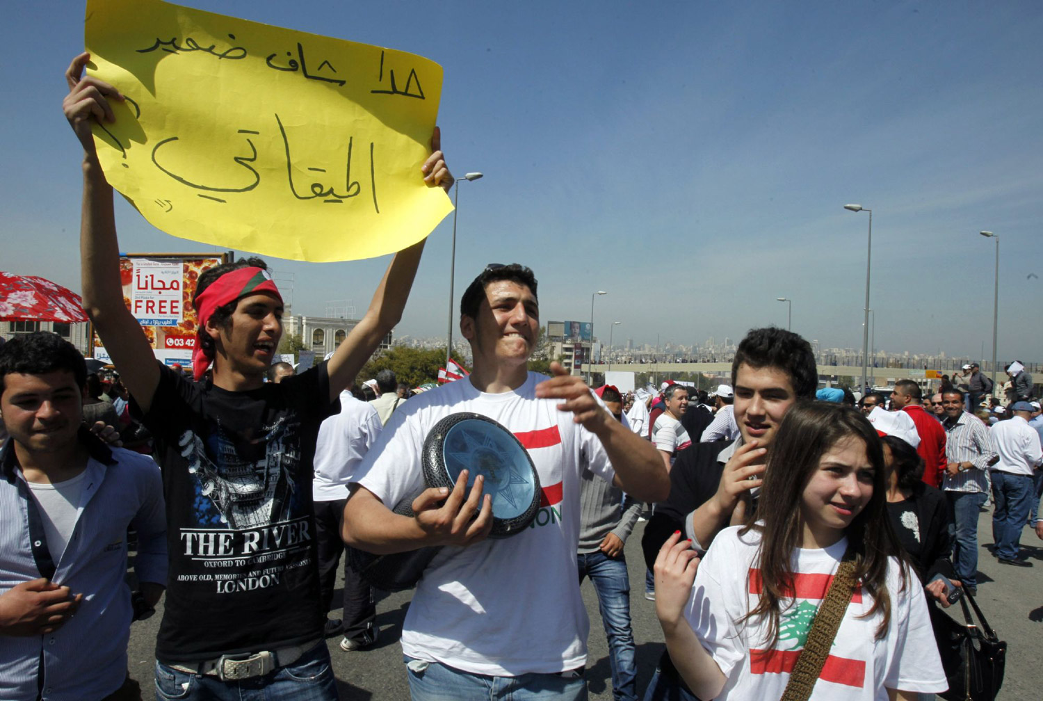 اللبنانيون في طرابلس ينتقدون ممثلهم ميقاتي مثلما ينتقد أهل بيروت الحريري على تحويل مقام رئيس الحكومة السني إلى حالة هزلية يتلاعب بها عون الذي يحلم بأن يكون رئيساً قوياً على حسابهم لحماية مصالح حزب الله.