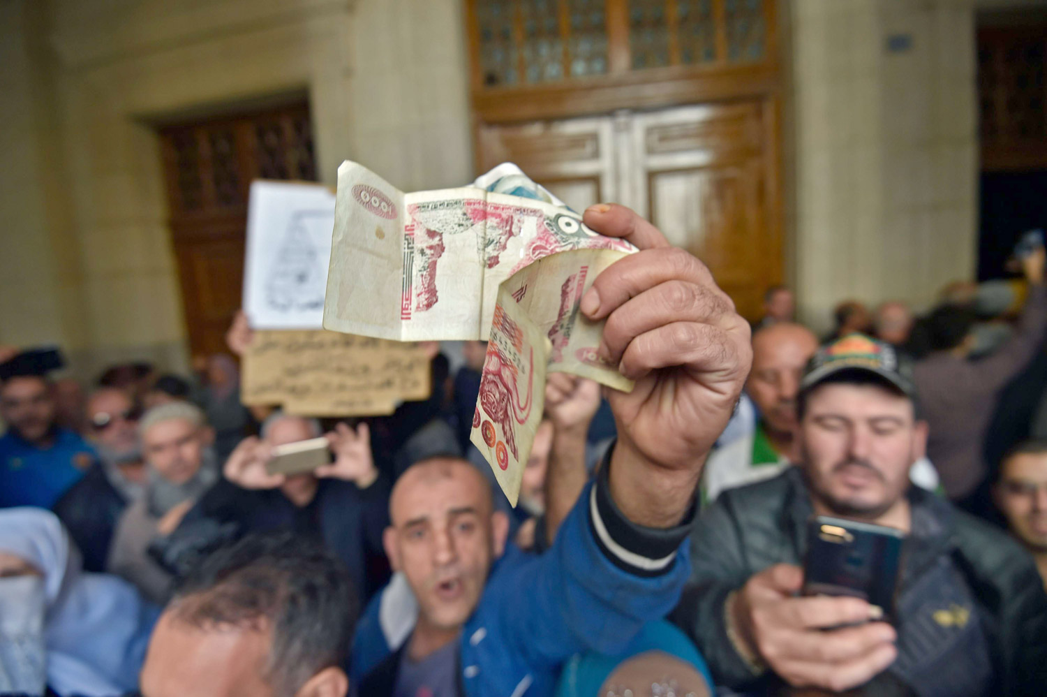 جدل متصاعد في البلاد حول مصير الأموال المنهوبة