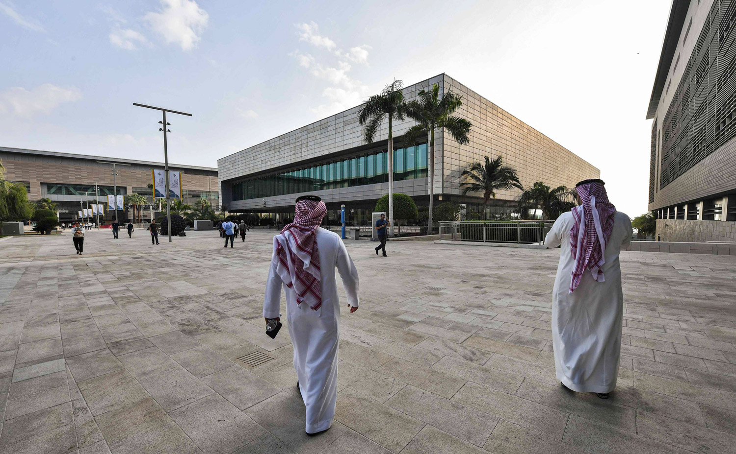   الحكومة السعودية تستهدف خفض نسبة البطالة بين مواطنيها إلى قرابة 7 في المئة بحلول 2030 وفق برنامج الإصلاح الاقتصادي المنبثق عن رؤية 2030