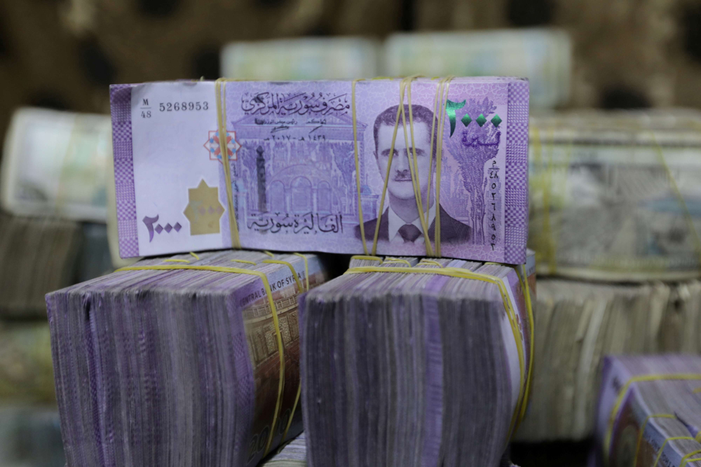 الليرة مكبلة