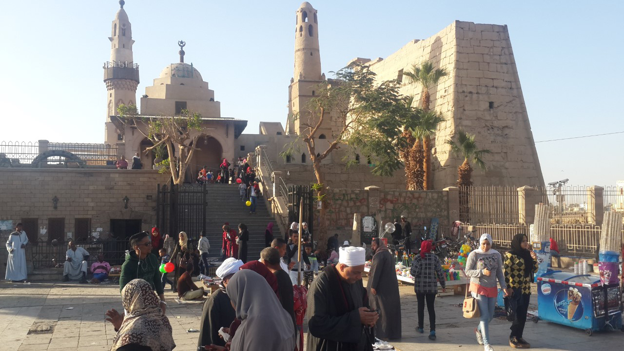 لتكريم أولياء صالحين يحبونهم ويجلونهم