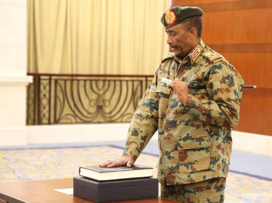 البرهان يؤدي اليمين الدستورية رئيسا للمجلس السيادي