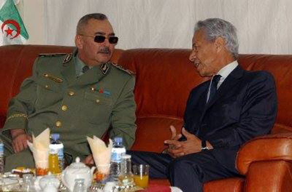 المعاني الخلابة والمنمقة التي ترافق تحاليله للوضع سواء القديمة على قلتها أو الحديثة على كثرتها اليوم، تثبت وفاء حمروش للعسكر وهو وفاء قديم، فهو قبل كل شيء عسكري من الطراز العتيق.