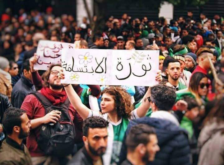 انتفاضة الجزائريين الجديدة يقول عنها صياد ”أطلقتُ عليها توصيف (الابتسامة)، لما أبانت عنه من سلمية وتفجير لسلوكيات راقية وغير مسبوقة لدى الجزائريين. فلطالما كانت السلطة تروّج للهمجية وتخويف الناس من الانزلاق إلى العنف“.