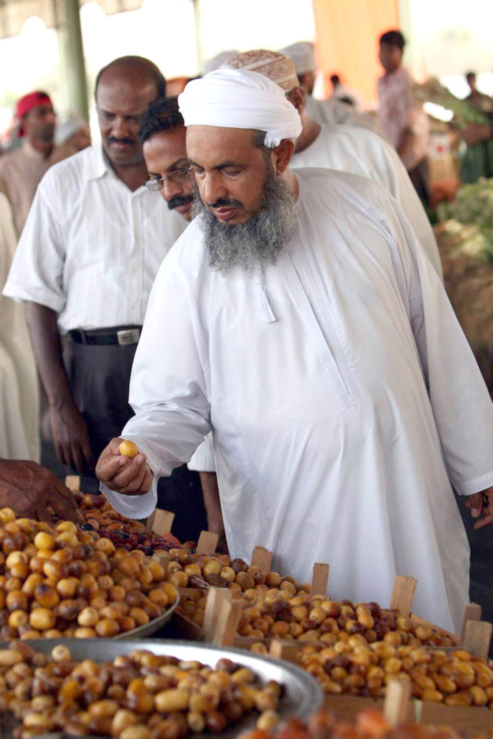 التمور تعيد الحركة للأسواق