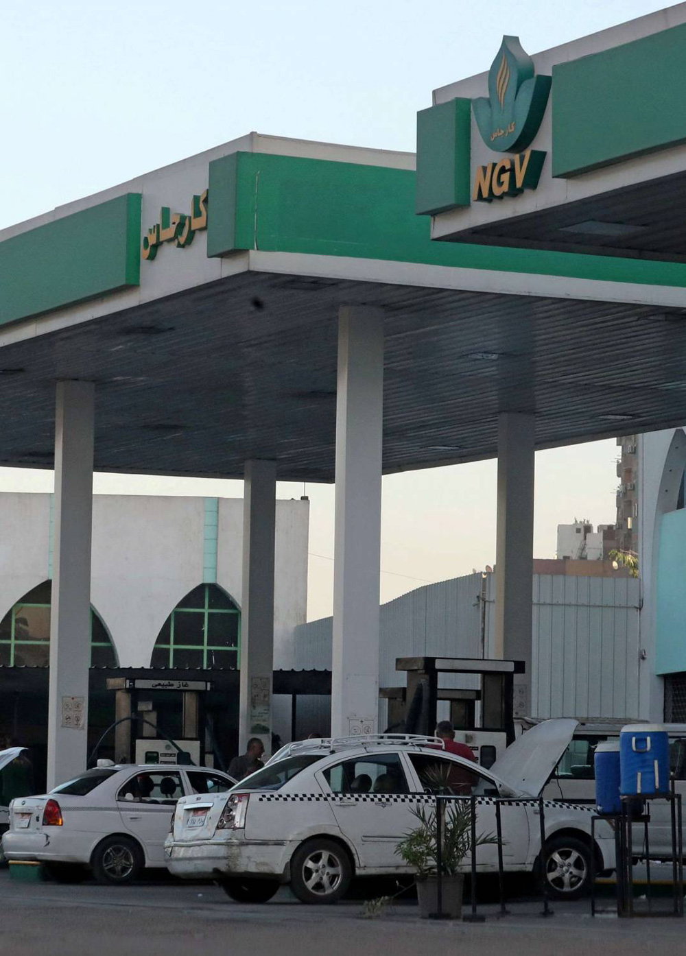 إلزام السيارات للعمل بالغاز الطبيعي وفق خطة تمتد حتى 2026 