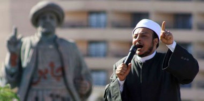 المصريون يعرفون الشيخ ميزو منذ أن رفع حذاءه في وجه الإخوان في ميدان التحرير الشهير خلال ثورة 25 يناير، وهو من أوائل الأزهريين الذين تصدوا للإسلاميين بجرأة ووصفهم بأعداء الوطن. (الصور من فيسبوك)